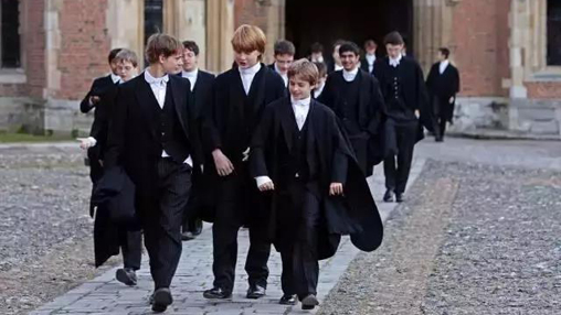 校服承擔育人功能，但為何中國校服卻承擔管理功能？