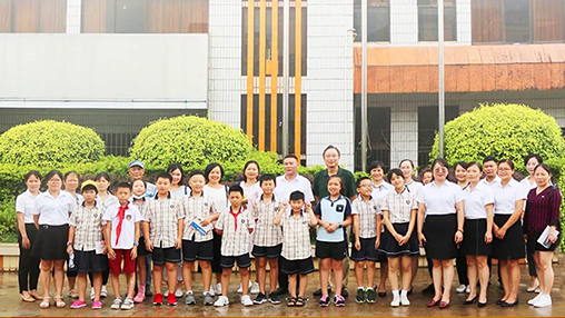 《南國早報》小記者團走進百裕集團生產(chǎn)中心，探訪“學生裝”奧秘